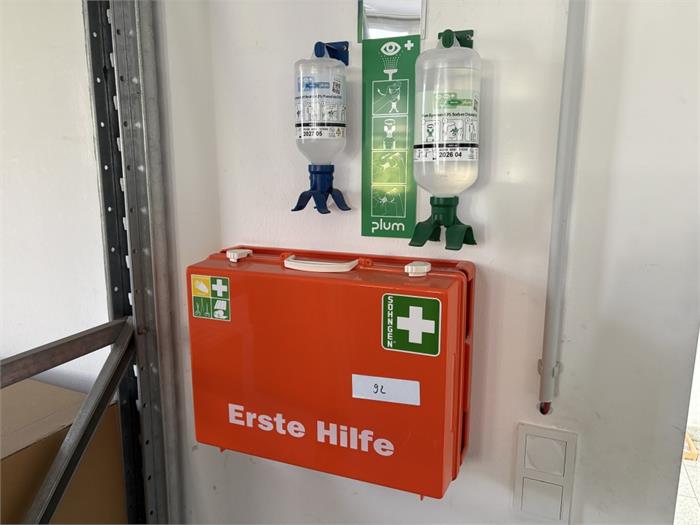 Erste-Hilfe-Koffer mit Augenspülung